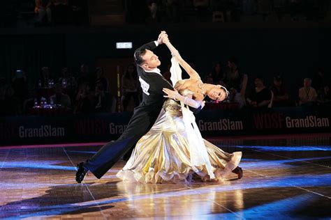 foxtrot dance origin: The foxtrot is not only a dance that brings joy and grace to ballrooms but also a testament to the cultural exchange and innovation in early 20th century America.